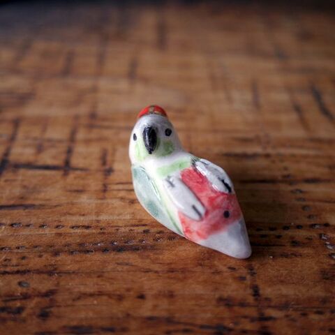 つぐみ製陶所　フェーヴ（ウロコインコ）