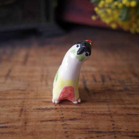 つぐみ製陶所　フェーヴ（ウロコインコ）