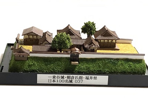 完成品■一乗谷城・朝倉氏館　城コレ　ケース付き　サイズ(W142×D82×H100mm) 日本の城　お城のジオラマ模型　プラモデル　城郭模型 お城コレクション　城コレ