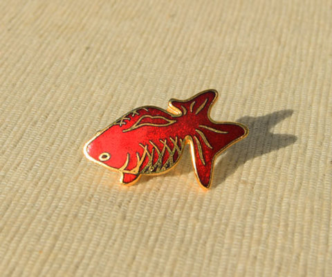 『見上げる金魚』メタル七宝 ピンブローチ　赤透　金メッキ
