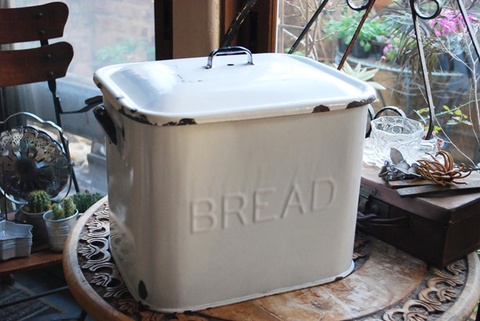 at-29 　BREAD缶