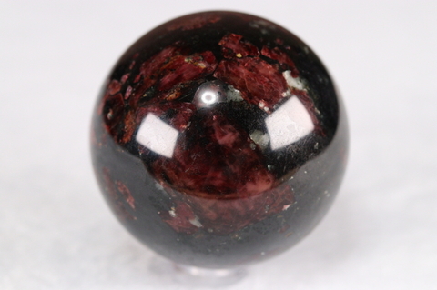 極上レッド＆ブラック52mm！ロシア産ユーディアライト丸玉【最高品質・光沢・激レア】