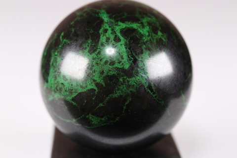 超激レア！ロシア産ウバロバイトガーネット丸玉52mm・原石台座付き【最高品質・光沢・超激レア】