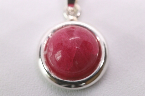 濃厚レッド！入手困難！超希少石！高波動グリーンランド産ツグツパイト（ツグツープ石）ペンダント【最高品質・高波動・光沢・超激レア】