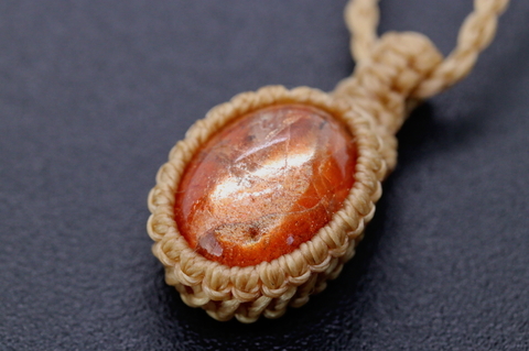 極上の輝き！インド産サンストーン・マクラメペンダント【最高品質・透明度抜群・濃厚オレンジシラー】