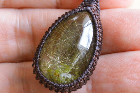 激レア！ロシア産ゴールドルチルクォーツ・マクラメペンダント【高品質・透明・光沢・激レア】