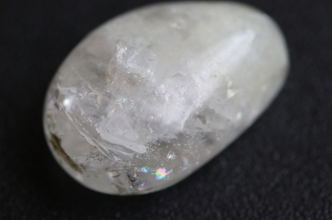 キラキラ＆レインボー ロシア産フェナカイト・タンブル 30.9ct