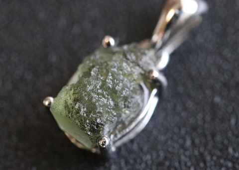 流通量激減　モルダバイト原石　ペンダント　鑑別書付き