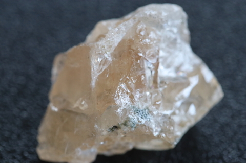 極上ギラギラ！ゴールデンフェナカイト18.7ct！超高波動ロシア産フェナカイト原石【最高品質・超透明・超光沢・レインボー・超激レア】