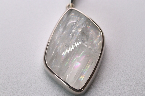 極上究極！ギラギラレインボー！虹入り！シナジー12高波動レインボーナトロライト・ペンダント【最高品質・高波動・透明・光沢・レインボー・超激レア】