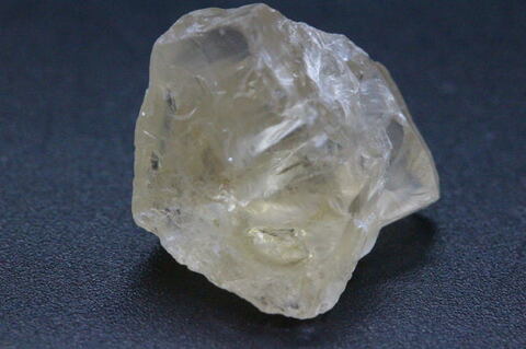 極上ピーチカラー！ガラス光沢10.6ct！超高波動ロシア産フェナカイト原石【最高品質・超透明・超光沢・レインボー・超激レア】