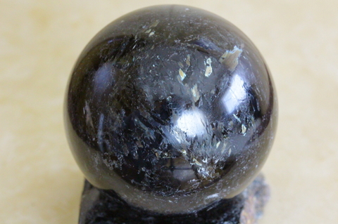 超激レア！高波動グリーンランド産ヌーマイト56mm丸玉1【最高品質・高波動・光沢・超激レア】