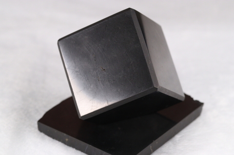 浄化・電磁波対策用！シュンガイト・キューブ60mm台座付き【最高品質・光沢・希少】