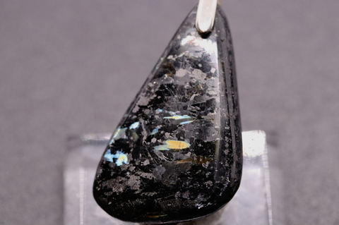 極上！ギラギラ！ブルー＆ゴールド！高波動グリーンランド産ヌーマイト・ペンダント【最高品質・高波動・光沢・超激レア】