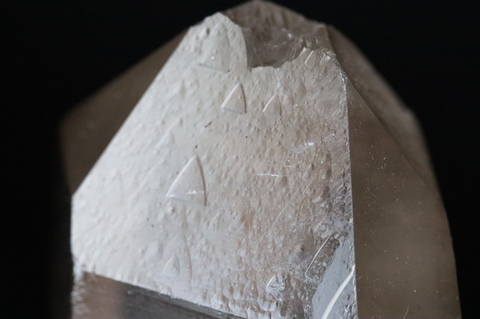 ライトスモーキー！レコードキーパー多数＆先端セルフヒールド！高波動ウラル産レムリアン水晶105.5g【最高品質・高波動・超透明・超光沢・レコードキーパー・超激レア】