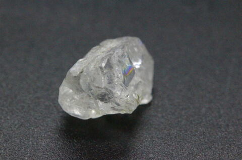 極上！ガラス光沢3.4ct！超高波動ロシア産フェナカイト原石【最高品質・超透明・超光沢・レインボー・超激レア】