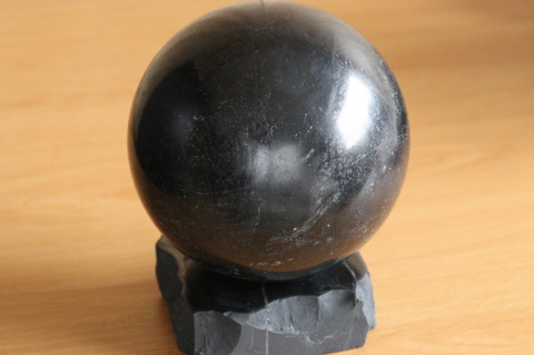 ビッグサイズ120mm！原石台座付き！高波動シュンガイト丸玉2130g【最高品質・激レア】