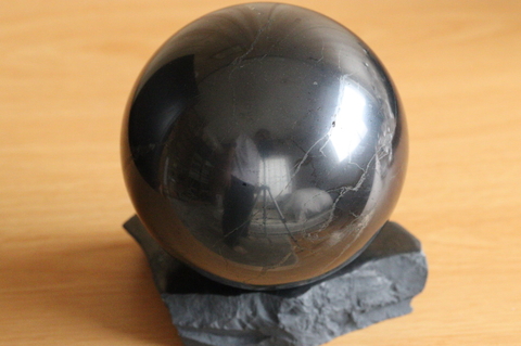 ビッグサイズ105mm！原石台座付き！高波動シュンガイト丸玉1661g【最高品質・激レア】