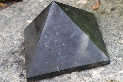 超ビッグサイズ150mm！高波動シュンガイト・ピラミッド2197g【最高品質・激レア】