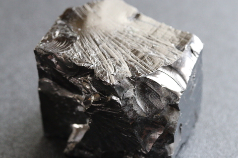 ビッグサイズ！最高品質エリートシュンガイト原石72.3g【最高品質・光沢・激レア】