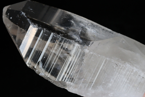 超ビッグ690g！超ロング170mm！レコードキーパー＆レインボー！高波動ウラル産レムリアン水晶【最高品質・高波動・超透明・超光沢・レコードキーパー・レインボー・超超激レア】