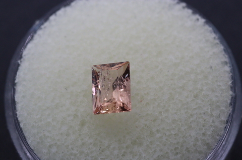 超透明0.84ct！ロシア産インペリアルトパーズ【最高品質・超透明・超光沢・激レア】