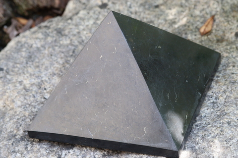 超ビッグサイズ150mm！高波動シュンガイト・ピラミッド2215g【最高品質・激レア】