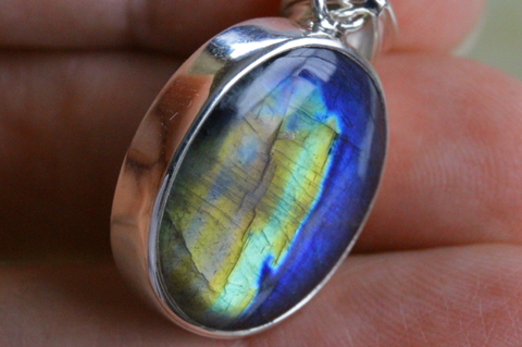 極上！フィンランド産スペクトロライト・ペンダント【最高品質・高波動・光沢・激レア】