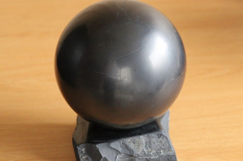 ビッグサイズ120mm！原石台座付き！高波動シュンガイト丸玉1870g【最高品質・激レア】