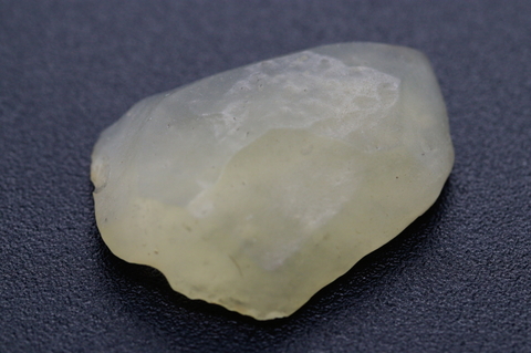 神秘の天然ガラス！高品質リビアングラス原石6.6g【透明感・高波動・激レア】