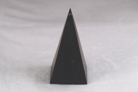 浄化・電磁波対策用！シュンガイト・ハイピラミッド100mm【最高品質・光沢・希少】