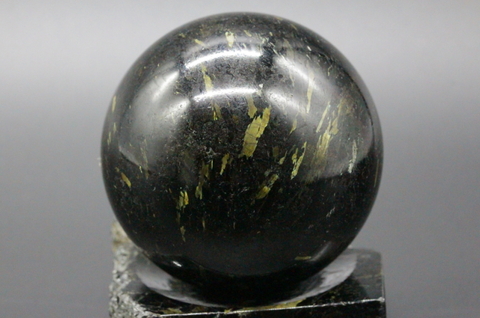 極上究極！高波動グリーンランド産ヌーマイト51mm丸玉・原石台座付き【最高品質・高波動・光沢・超激レア】