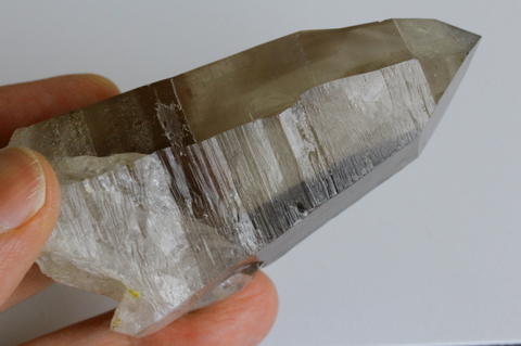 極上！レコードキーパー＆セルフヒールド！高波動ウラル産レムリアン・スモーキークォーツ142g【最高品質・高波動・透明・光沢・レインボー・レコードキーパー・超激レア】