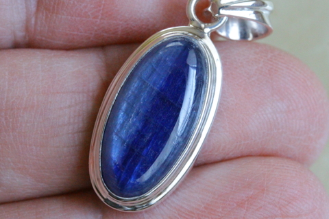 極上！ロシア産カイヤナイト・ペンダント【最高品質・高波動・光沢・激レア】