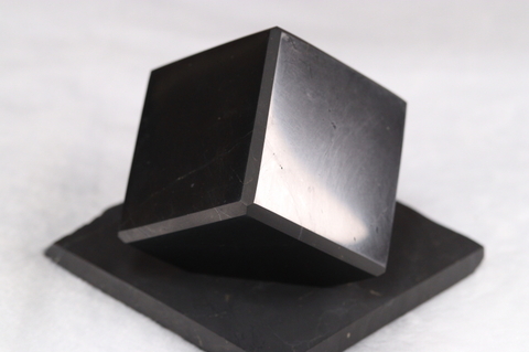 浄化・電磁波対策用！シュンガイト・キューブ60mm台座付き【最高品質・光沢・希少】