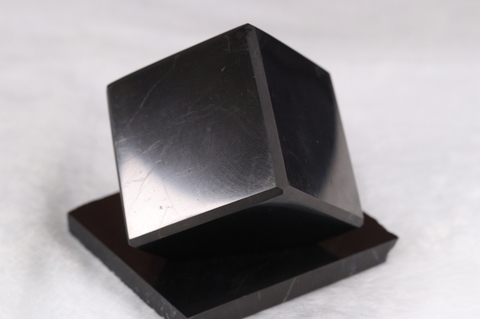浄化・電磁波対策用！シュンガイト・キューブ60mm台座付き【最高品質・光沢・希少】