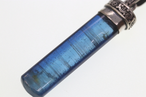 極上グリーンブルー！強烈レインボー！ネパール産カイヤナイト32mm・ペンダント【最高品質・高波動・光沢・激レア】