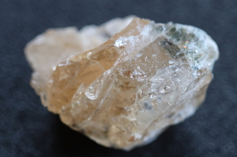 極上！ゴールデンフェナカイト23.0ct！超高波動ロシア産フェナカイト原石【最高品質・超透明・超光沢・レインボー・超激レア】