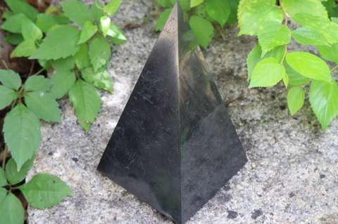 浄化・電磁波対策用！シュンガイト・ハイピラミッド特大200mm【高品質・光沢・激レア】