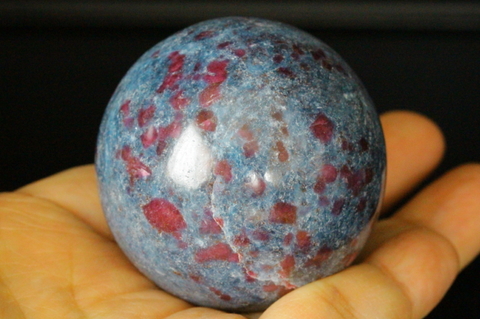 極上！インド産カイヤナイト＆ルビー53mm丸玉【最高品質・光沢・激レア】