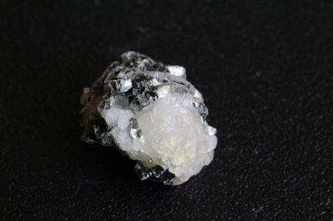 高品質！高波動ロシア産フェナカイト原石1.5g【高品質・透明・光沢・超激レア】