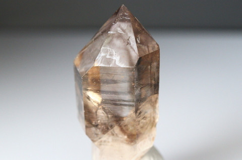 極上超透明！水入り＆ファントム！高波動ブランドバーグ産ライトスモーキークォーツ78.4g【最高品質・超透明・超光沢・超激レア】