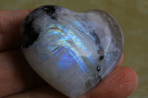 強烈ブルーシラー！高品質レインボームーンストーン・ハート【高品質・光沢・激レア】