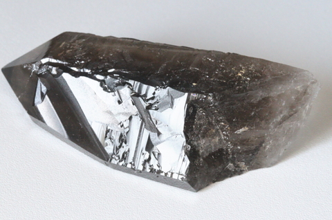 極上超光沢！セルフヒールド！高波動マラウイ産スモーキークォーツ57.0g【最高品質・超透明・超光沢・超激レア】