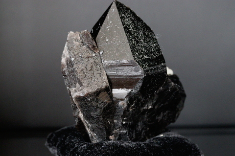 超超激レア！レピドクロサイト入り！レコードキーパー！高波動チベット産モリオン原石308g【最高品質・超光沢・レコードキーパー・激レア】