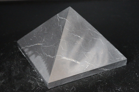 ビッグサイズ100mm！高波動シュンガイト・ピラミッド589g【最高品質・激レア】