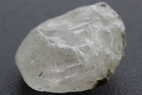 極上！超透明47.9ct！まるごとガラス光沢！超高波動ロシア産フェナカイト原石【最高品質・超透明・超光沢・レインボー・超激レア】