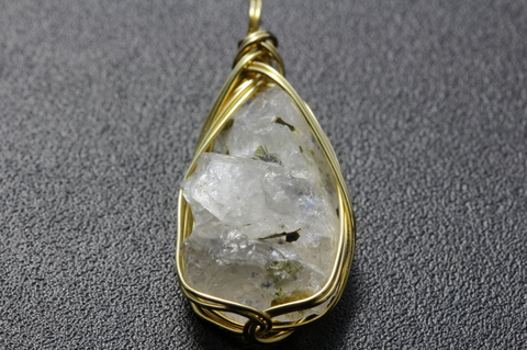 極上！まるごとフェナカイト16.7ct！超高波動ロシア産フェナカイト原石ペンダント【最高品質・透明・光沢・レインボー・超激レア】