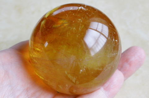 高品質！メキシコ産ゴールデンカルサイト64mm丸玉【高品質・透明・光沢・レインボー・希少】