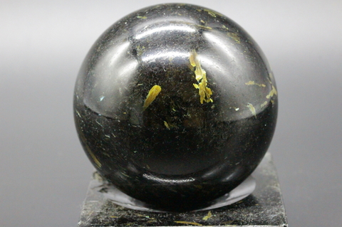 極上究極！高波動グリーンランド産ヌーマイト59mm丸玉・原石台座付き【最高品質・高波動・光沢・超激レア】